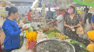 مدينة كان ثو الفيتنامية تصمم خريطة البلاد باستخدام قطع كعك القمر التقليدية